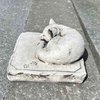 Muistomerkki kissa, harmaa, laatalla
